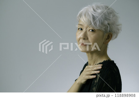 落ち込む白髪のシニア女性 118898908