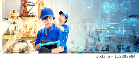工場の機械や配管を点検するエンジニアとデジタルテクノロジー バナー・広告向け横長ビジュアル 工場の機械や配管を点検するエンジニアとデジタルテクノロジー バナー・広告向け横長ビジュアル 118898984
