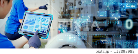 工場の機械や配管を点検するエンジニアとデジタルテクノロジー　バナー・広告向け横長ビジュアル 118898988