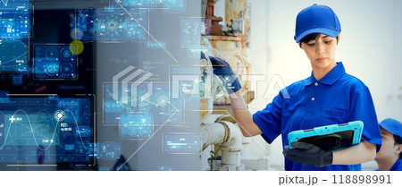 工場の機械や配管を点検するエンジニアとデジタルテクノロジー　バナー・広告向け横長ビジュアル 118898991