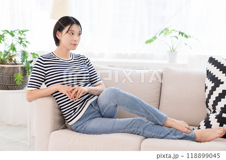 部屋でリラックスする女性 118899045