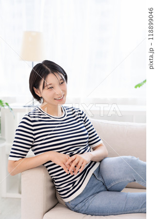 部屋でリラックスする女性 118899046