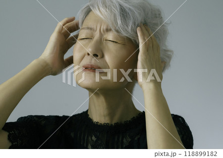 頭を抱える白髪のシニア女性 118899182