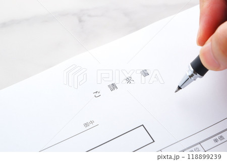 取引先へ宛てて、請求書を書く 118899239