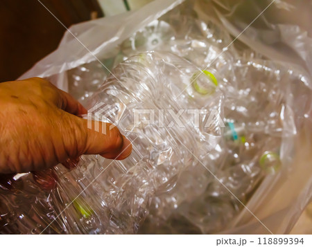 ゴミ収集のためつぶして袋に詰めたペットボトル ゴミ収集のためつぶして袋に詰めたペットボトル 118899394
