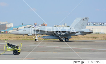 帰投したアメリカ海軍F/A-18Eスーパーホーネット 118899530