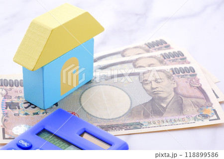 家と一万円札、電卓で、あこがれのマイホームを購入するために資金計画を立てているイメージ 118899586