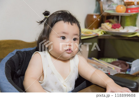 【離乳食を食べる髪を結んだ赤ちゃん】 【離乳食を食べる髪を結んだ赤ちゃん】 118899608