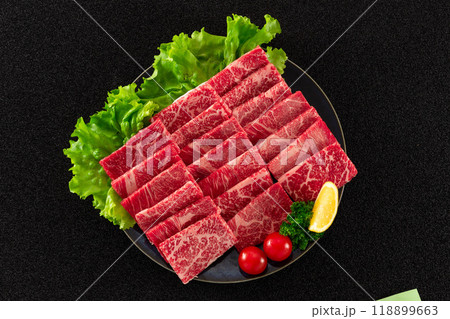 国産 黒毛和牛 赤身焼肉 皿盛り 俯瞰 国産 黒毛和牛 赤身焼肉 皿盛り 俯瞰 118899663