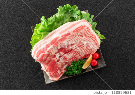 豚バラスライス肉 皿盛り 俯瞰 豚バラスライス肉 皿盛り 俯瞰 118899681