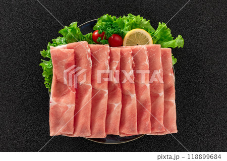 豚モモ肉　スライス　皿盛り　俯瞰 118899684