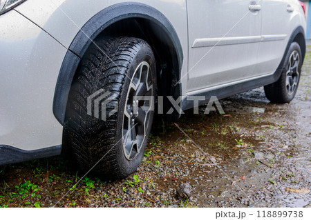 雨の泥道でも安心なオールシーズンタイヤを履いた四輪駆動車 118899738