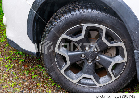 雨の泥道でも安心なオールシーズンタイヤを履いた四輪駆動車 118899745