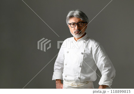 コックコートを着たシェフ 118899815