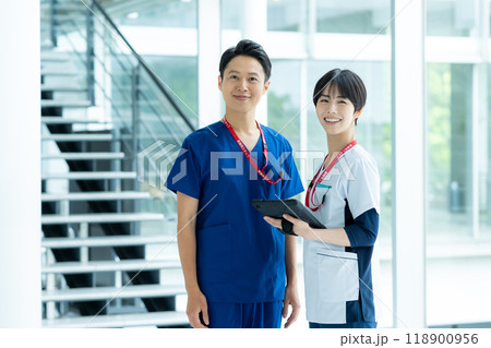 病院で働く医療スタッフ 118900956