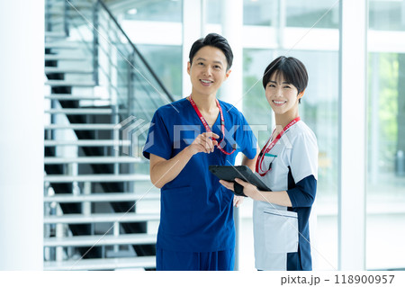 病院で働く医療スタッフ 118900957