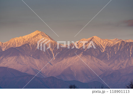 【月素材】冬の朝焼けした北アルプスと満月【長野県】 【月素材】冬の朝焼けした北アルプスと満月【長野県】 118901113