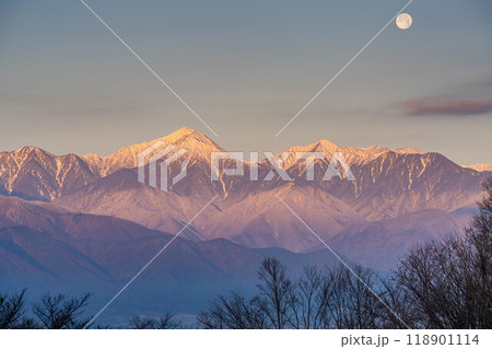 【月素材】冬の朝焼けした北アルプスと満月【長野県】 【月素材】冬の朝焼けした北アルプスと満月【長野県】 118901114