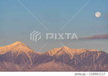 【月素材】冬の朝焼けした北アルプスと満月【長野県】 118901117