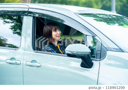 車を運転中の女性 ドライブに行く女性 車を運転中の女性 ドライブに行く女性 118901200