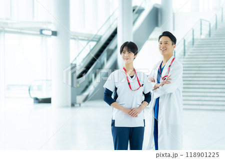 病院で働く医療スタッフ 118901225