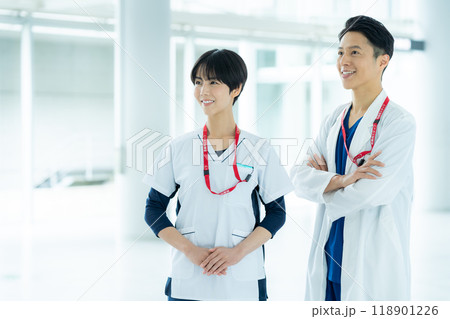 病院で働く医療スタッフ 118901226