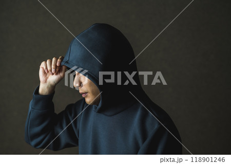 パーカーフードを被った男性 パーカーフードを被った男性 118901246
