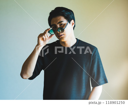 格好いい男性ポートレート 118901250