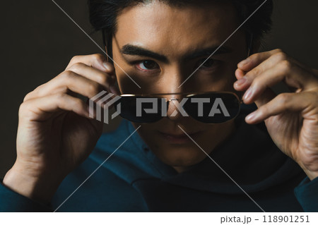 格好いい男性ポートレート 118901251