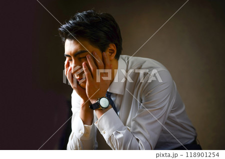 悩みのある男性 悩みのある男性 118901254