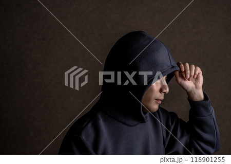 パーカーフードを被った男性 パーカーフードを被った男性 118901255