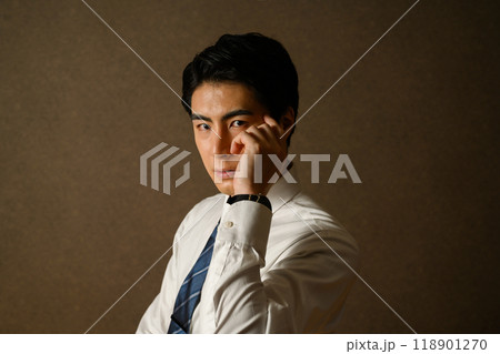 格好いい男性ポートレート 118901270