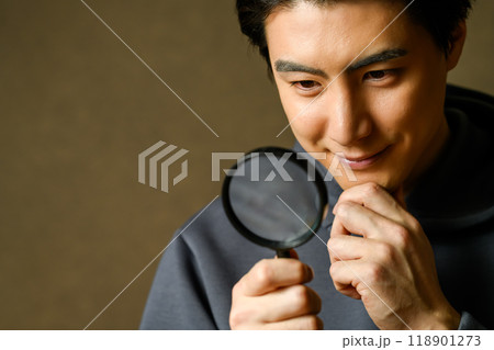 格好いい男性ポートレート 118901273
