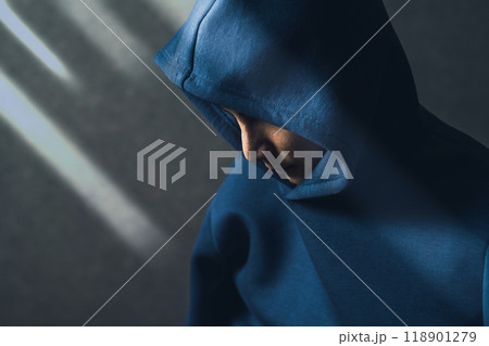 パーカーフードを被った男性 118901279