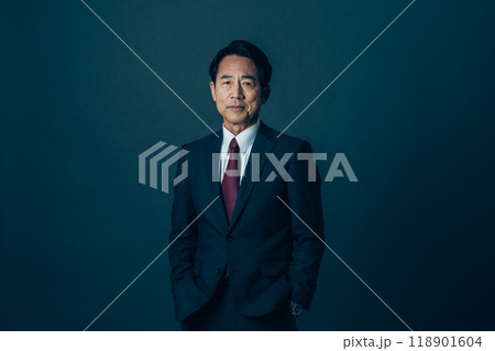 エグゼクティブなミドルのビジネスマン 118901604