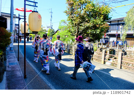お祭りに出かける女子 118901742