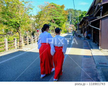 お祭りに急ぐ巫女さん 118901743