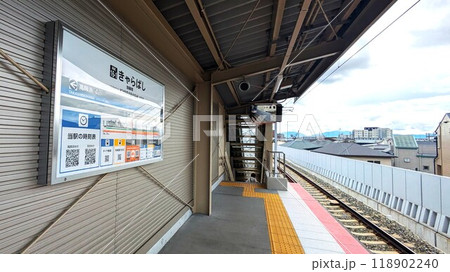 南海高師浜線伽羅橋駅のプラットホームの駅名看板 118902240
