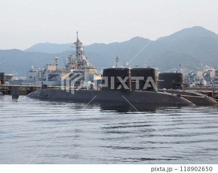 広島県呉市「アレイからすこじま」からの海上自衛隊の潜水艦や護衛艦 118902650