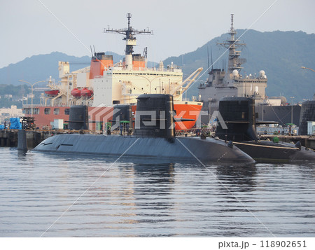広島県呉市「アレイからすこじま」からの海上自衛隊の潜水艦や護衛艦 118902651