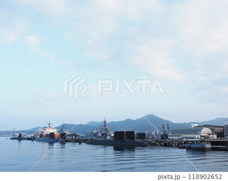 広島県呉市「アレイからすこじま」からの海上自衛隊の潜水艦や護衛艦 118902652