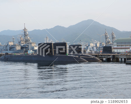 広島県呉市「アレイからすこじま」からの海上自衛隊の潜水艦や護衛艦 118902653