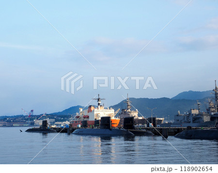 広島県呉市「アレイからすこじま」からの海上自衛隊の潜水艦や護衛艦 118902654