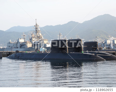 広島県呉市「アレイからすこじま」からの海上自衛隊の潜水艦や護衛艦 118902655