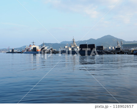 広島県呉市「アレイからすこじま」からの海上自衛隊の潜水艦や護衛艦 118902657