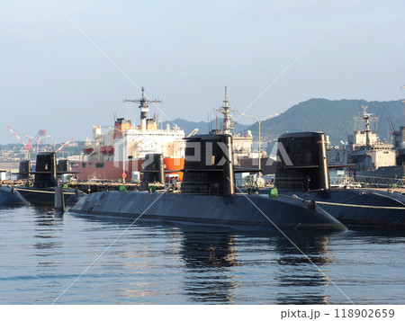 広島県呉市「アレイからすこじま」からの海上自衛隊の潜水艦や護衛艦 118902659