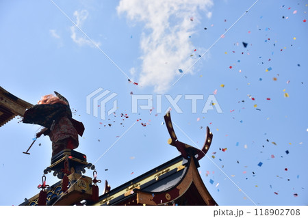 岐阜県の高山市　春の高山祭屋台の総曳き揃え　からくり人形の龍神台　龍神が紙吹雪を上げ、怒り舞う姿 118902708