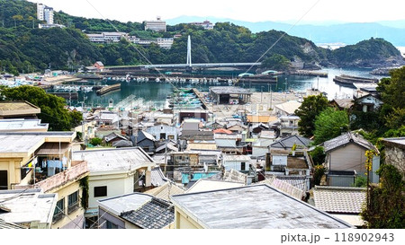 日本のアマルフィ雑賀崎漁港周辺の丘に立ち並ぶ家々 118902943