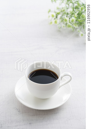 白いカップに入ったコーヒー 白いカップに入ったコーヒー 118902956