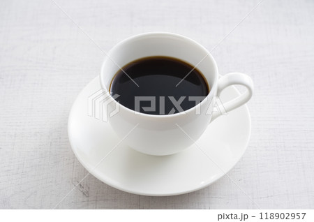 白いカップに入ったコーヒー 118902957
